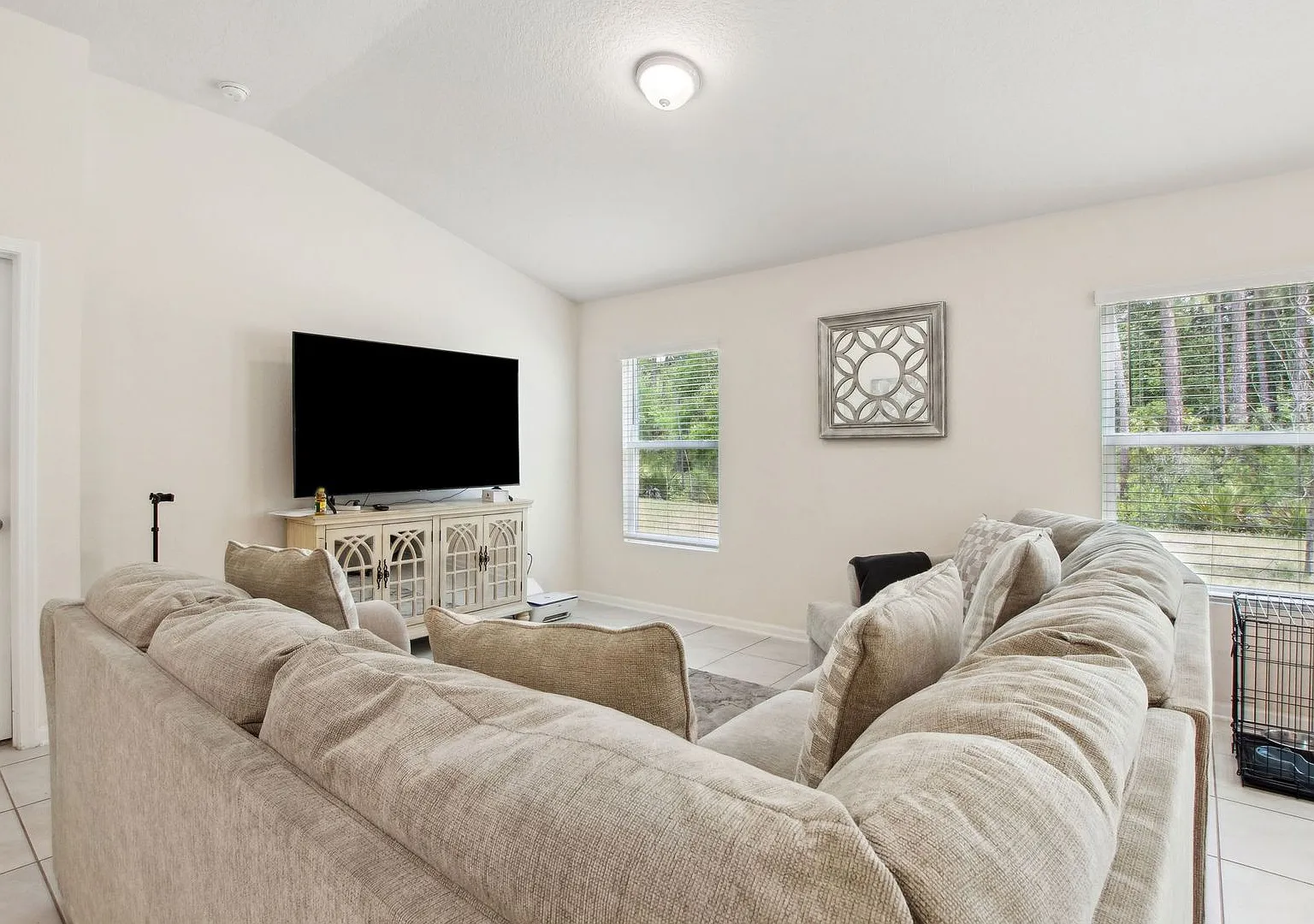 4 Bedroom Close to shopping and schools — Photo 3