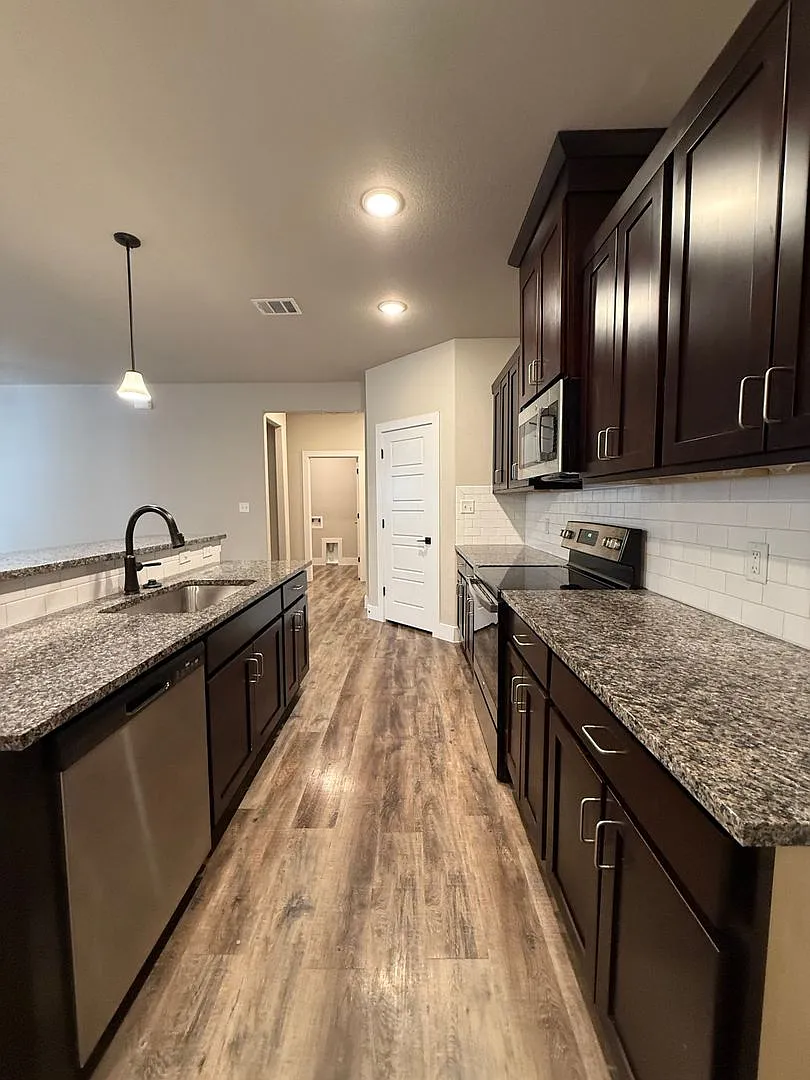 3/2/2 - Coming Soon! Home Sweet Home Godley Isd — Photo 4