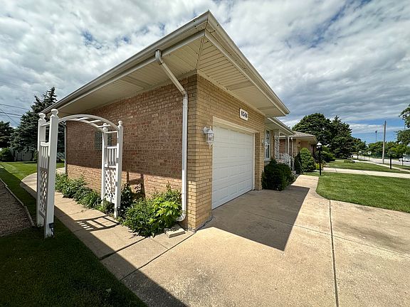 3rd image of 8546 N Ozark Ave