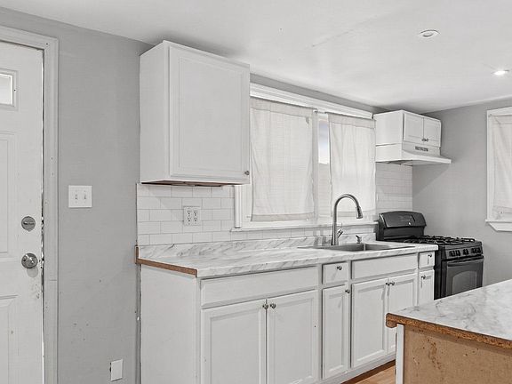 5th image of 709 E Main St