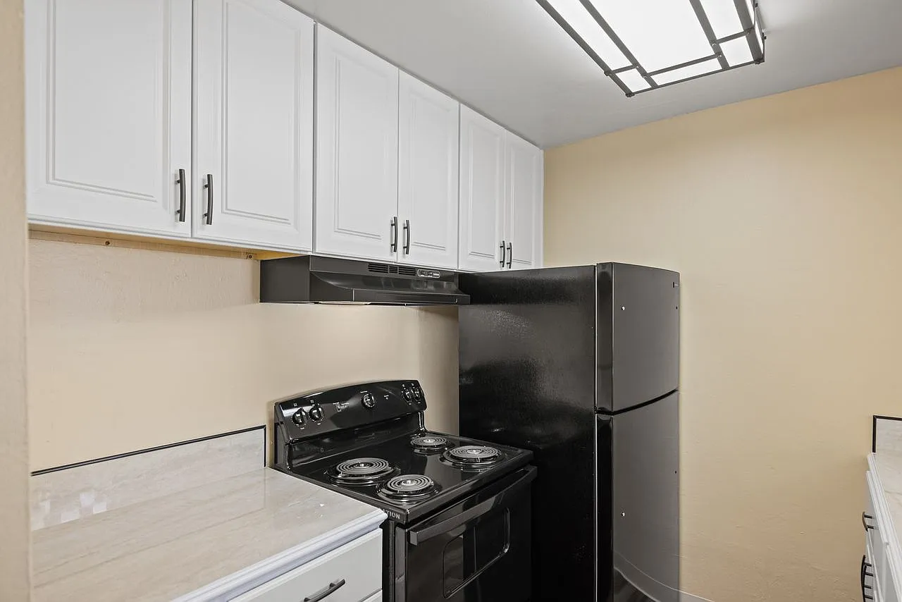 Park Plaza Apartments — Photo 3