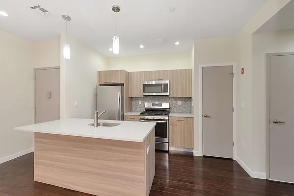 Rented by Julia Shildkret Real Estate Group | media 9