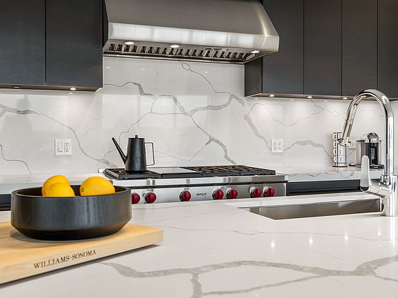 5th image of 2633 N Hermitage Ave #Penthouse 1