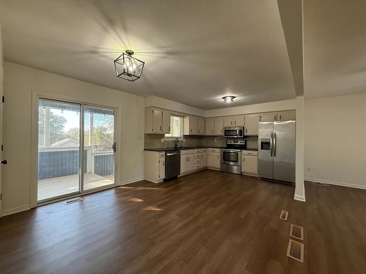 Beautifully Remodeled 3 Bedroom, 2 Bathroom Kansas City Home with Finished Basement, Fenced Backy... — Photo 2