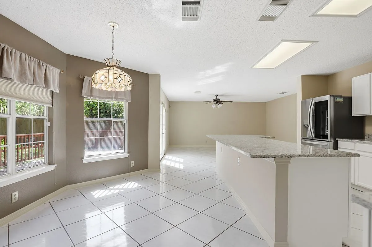 3 bed, 2.5 bath, 2575 sqft, $2,250 — Photo 3