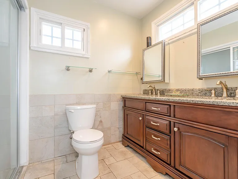 6240 Cahuenga Blvd — Photo 10
