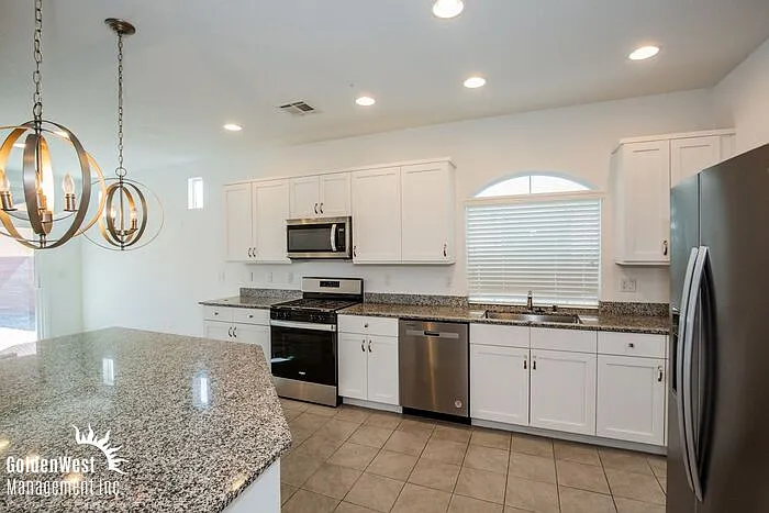 4 bed, 2.5 bath, 2161 sqft, $2,700 — Photo 4