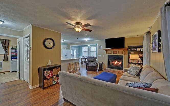 1st image of 390 Wren Dr
