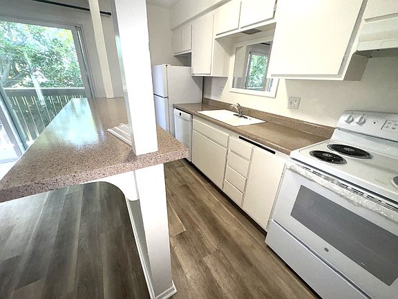 4th image of 2515 De La Vina St APT 11