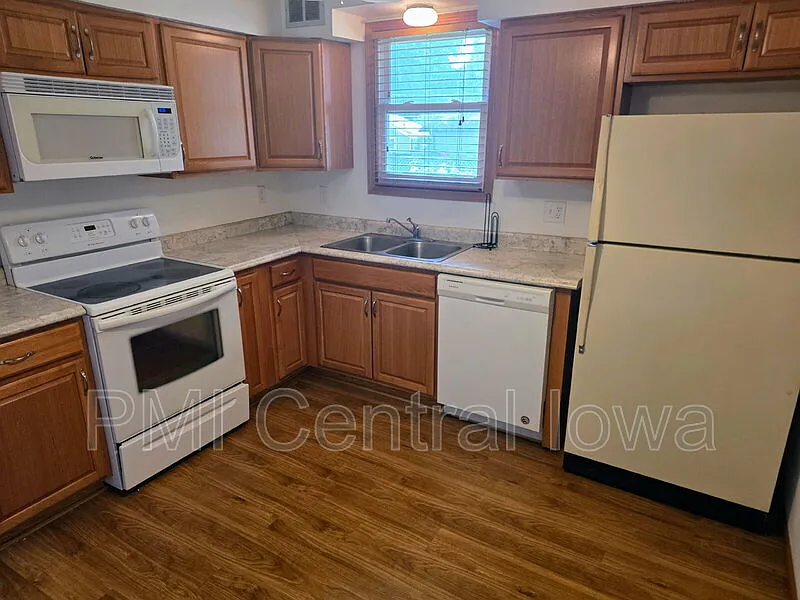2 bed, 1.0 bath, 884 sqft, $950 — Photo 2