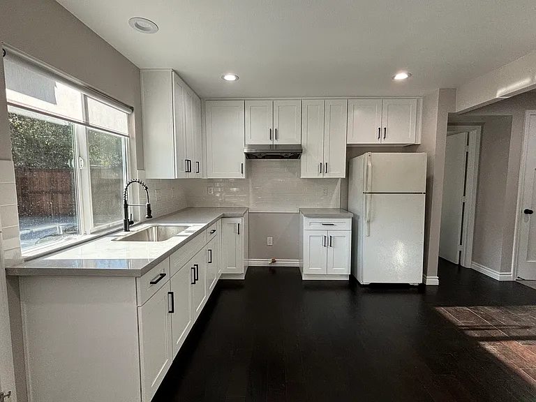 420 E Olive Ave — Photo 5