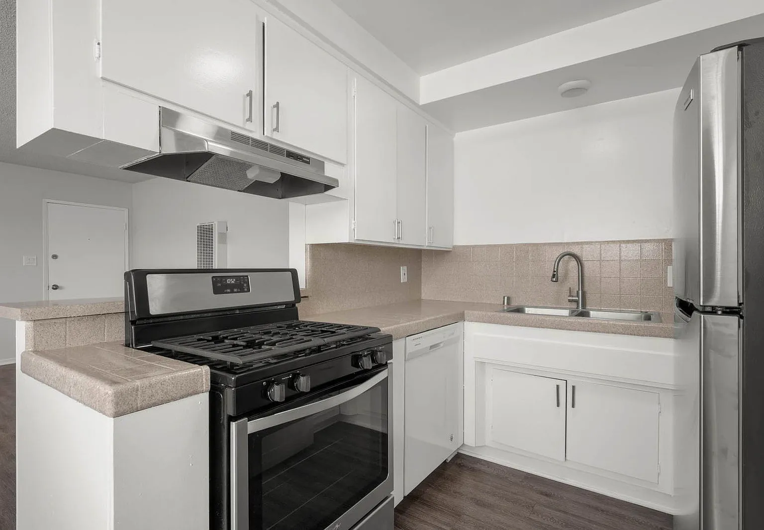 1 bed, 1.0 bath, 650 sqft, $1,795 — Photo 2