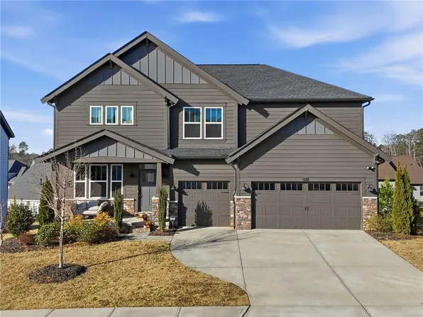 895 Michigan Cir, Hoschton, GA 30548