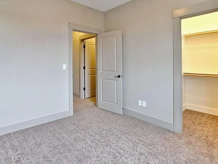 6430 N Maryland Ave — Photo 7
