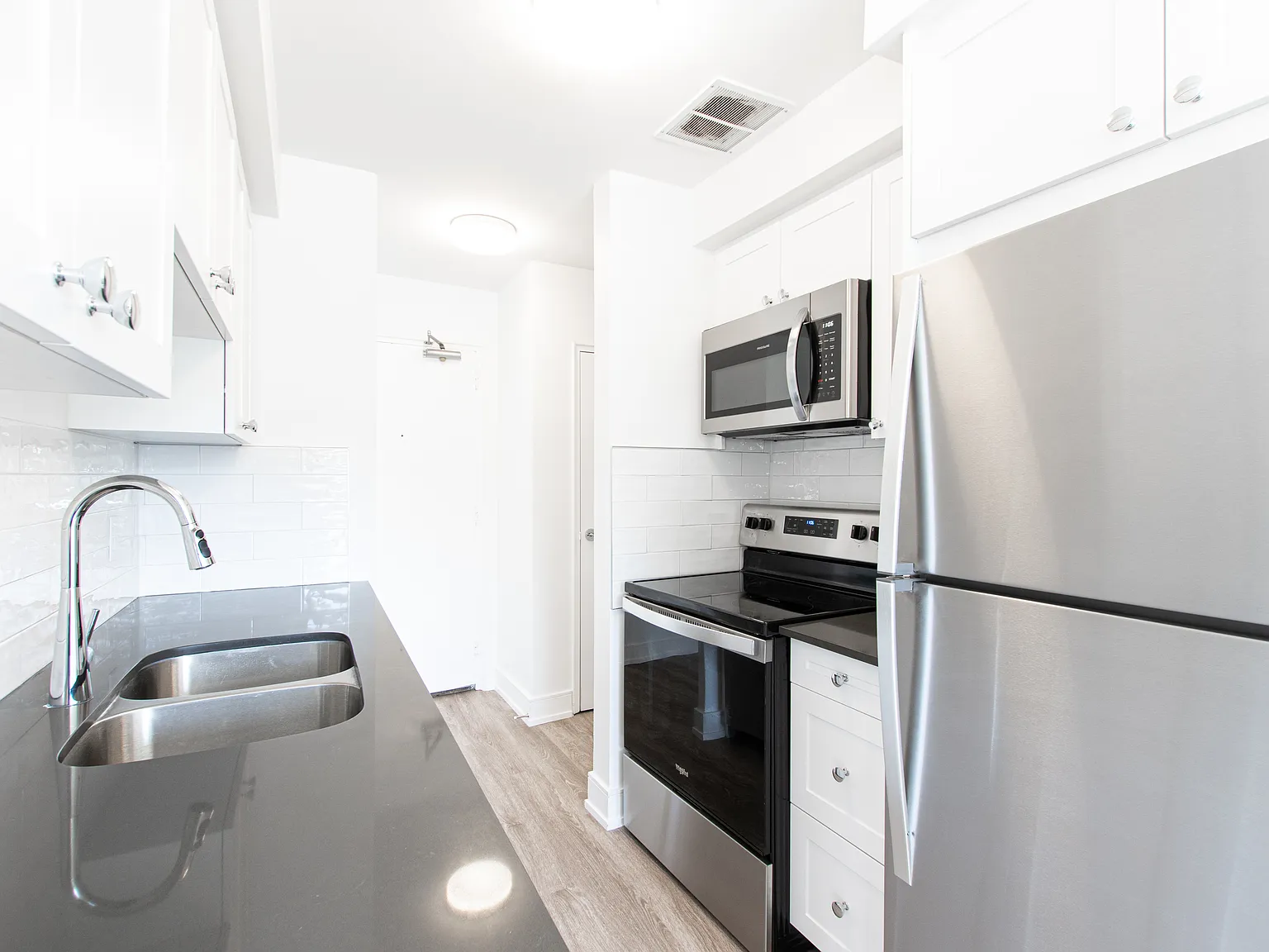 2 bed, 882 sqft, $2,018 — Photo 4