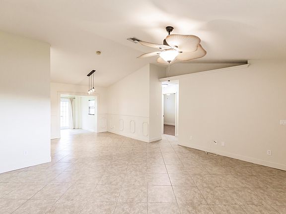 5th image of 1022 NE 5th Ave