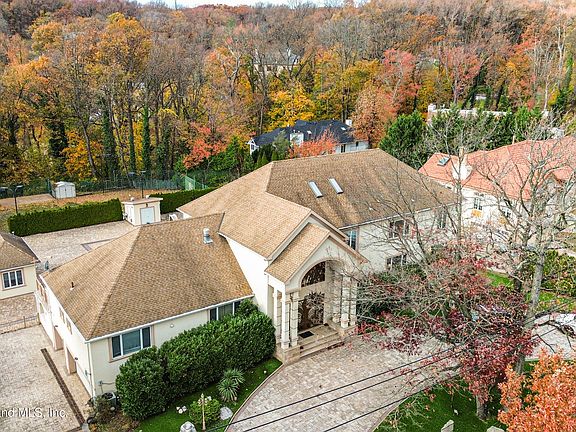 2nd image of 724 Todt Hill Rd