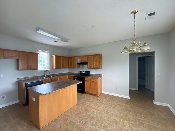 3rd image of 665 Peyton Cir