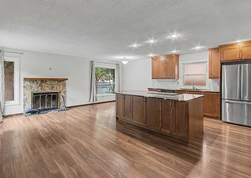 1st image of 115 W McKenna Cres SE