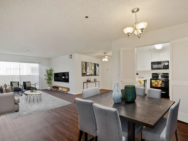 Encino Majestic — Photo 27