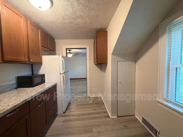 3304 S 40th St #4, Lincoln, NE 68506