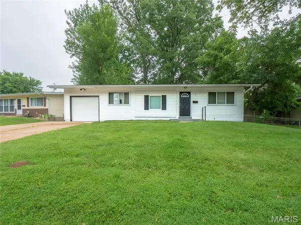 2 Carson Ct, Florissant, MO 63033