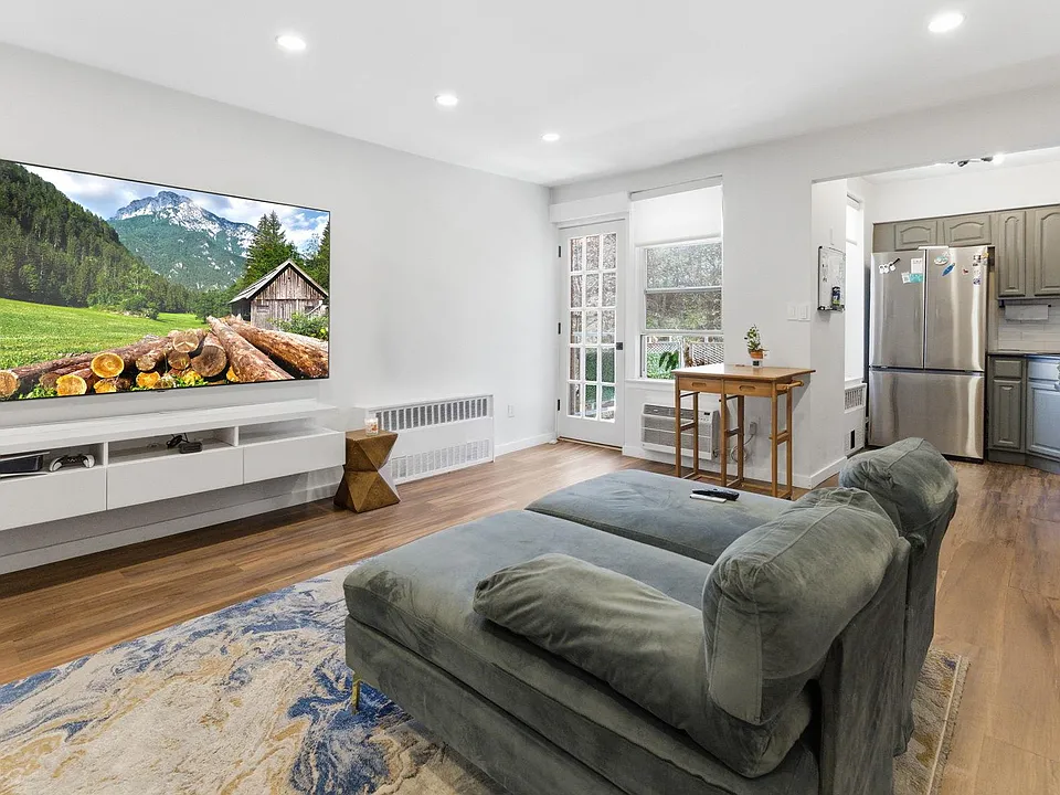 250 N Broadway #5B