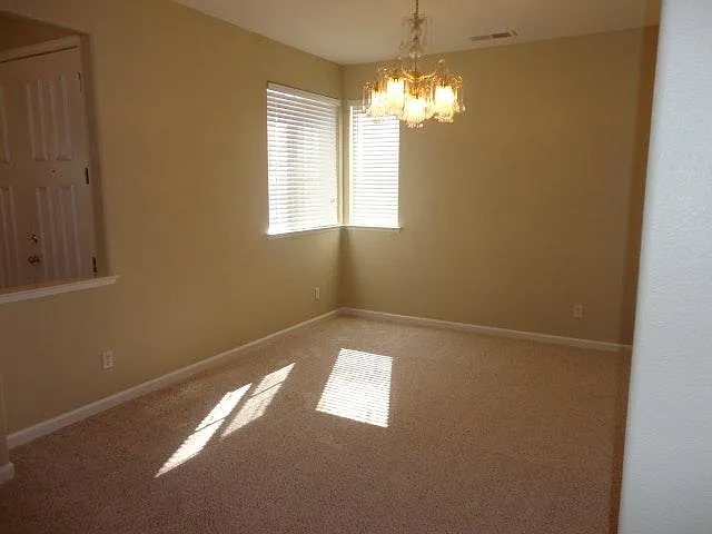 4 bed, 2876 sqft, $3,400 — Photo 4