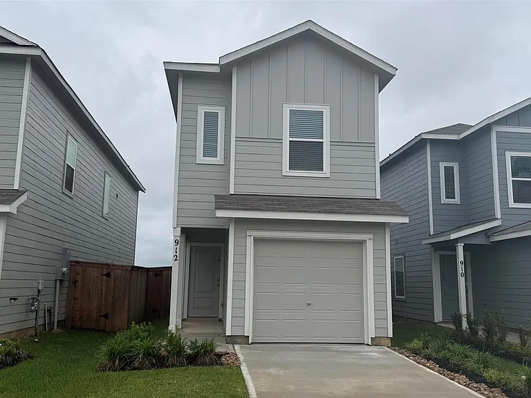912 Pertuso Ln — Photo 1