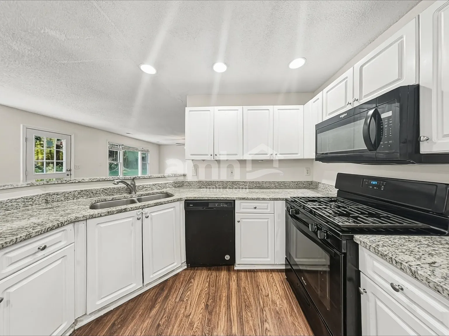 4 bed, 2.5 bath, 2837 sqft, $2,640 — Photo 3