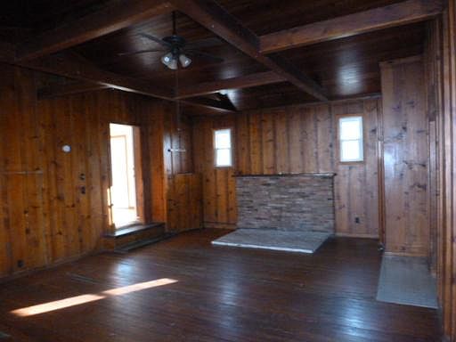 2nd image of 207 Oakwood Dr