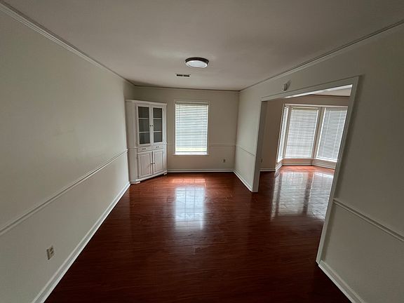 4th image of 1375 Riverwood Dr