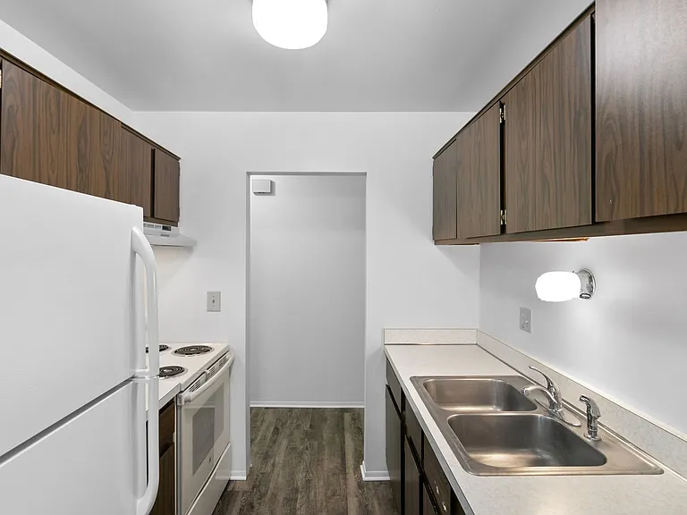 220 Park St — Photo 3