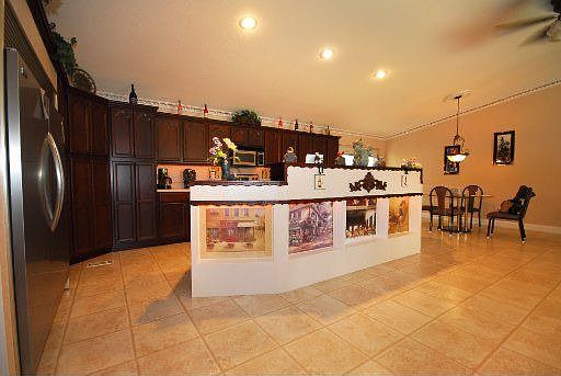 4th image of 833 Sugarloaf Ln