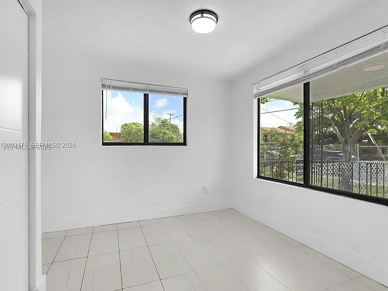 1918 NW 19th Ave #FRONT — Photo 5