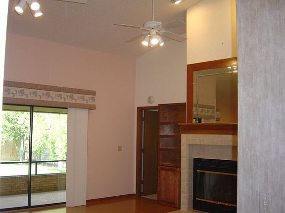3rd image of 820 Stratford Dr