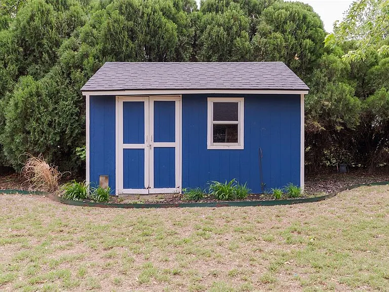 320 Elwood Dr — Photo 33