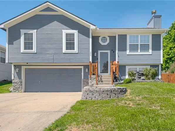 208 Hampton Dr, Smithville, MO 64089