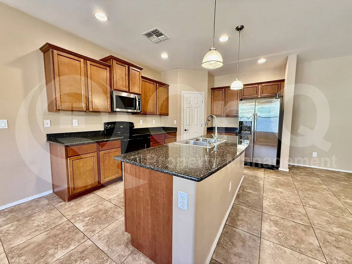 3 bed, 3.0 bath, 2368 sqft, $2,185 — Photo 3