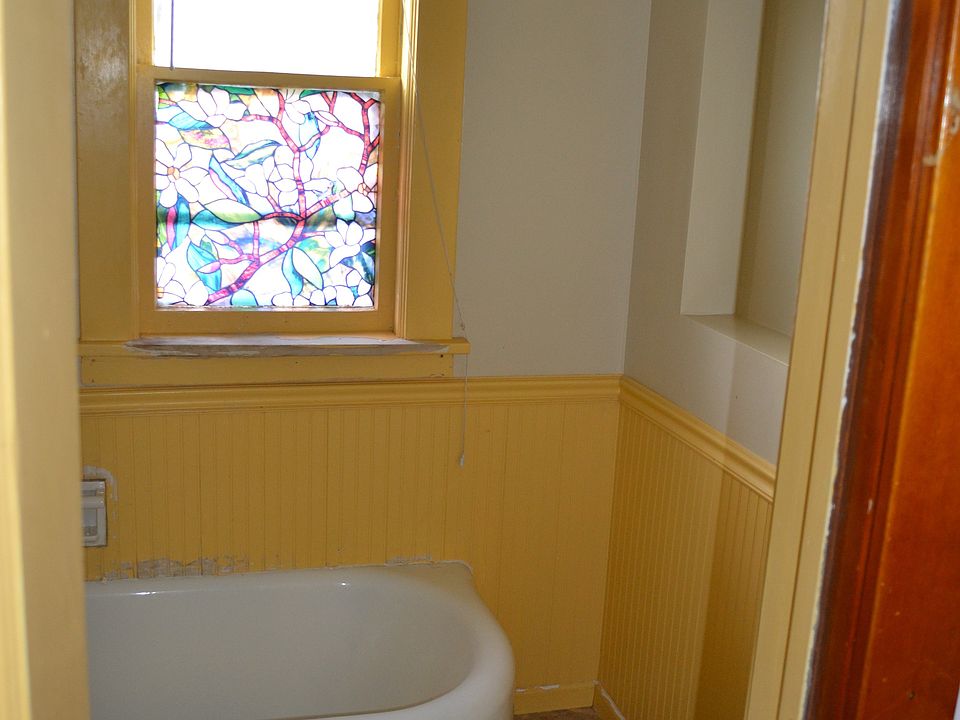1st image of 604 Hyacinth Ave E