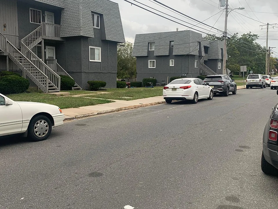 4 W Leeds Ave #4D