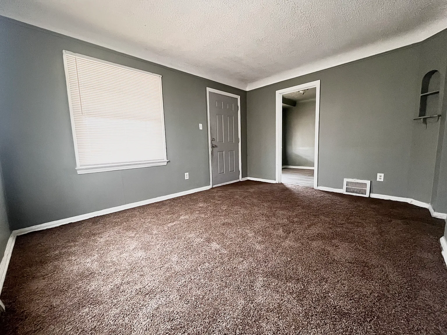 3 bed, 863 sqft, $1,050 — Photo 1