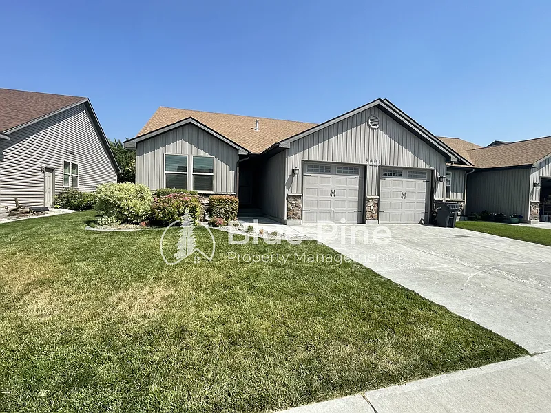 5 bed, 3.0 bath, 3108 sqft, $2,500 — Photo 1