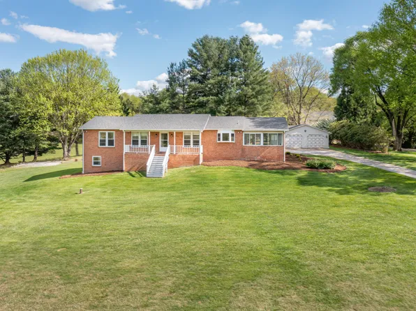 3827 Country Club Rd, Troutville, VA 24175