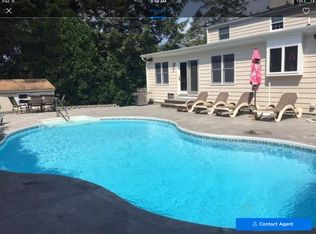 75 Applegate Rd, Cranston, RI 02920