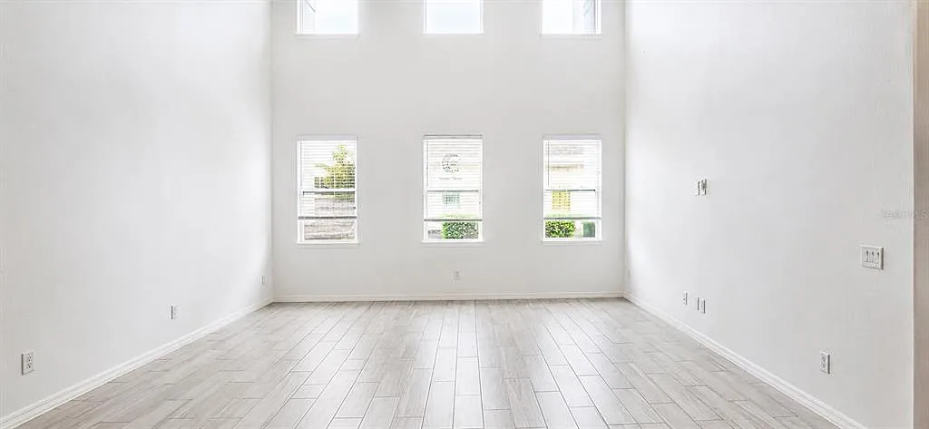 5 bed, 4.5 bath, 3258 sqft, $4,500 — Photo 2