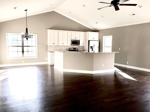 5th image of 806 Connor Ln
