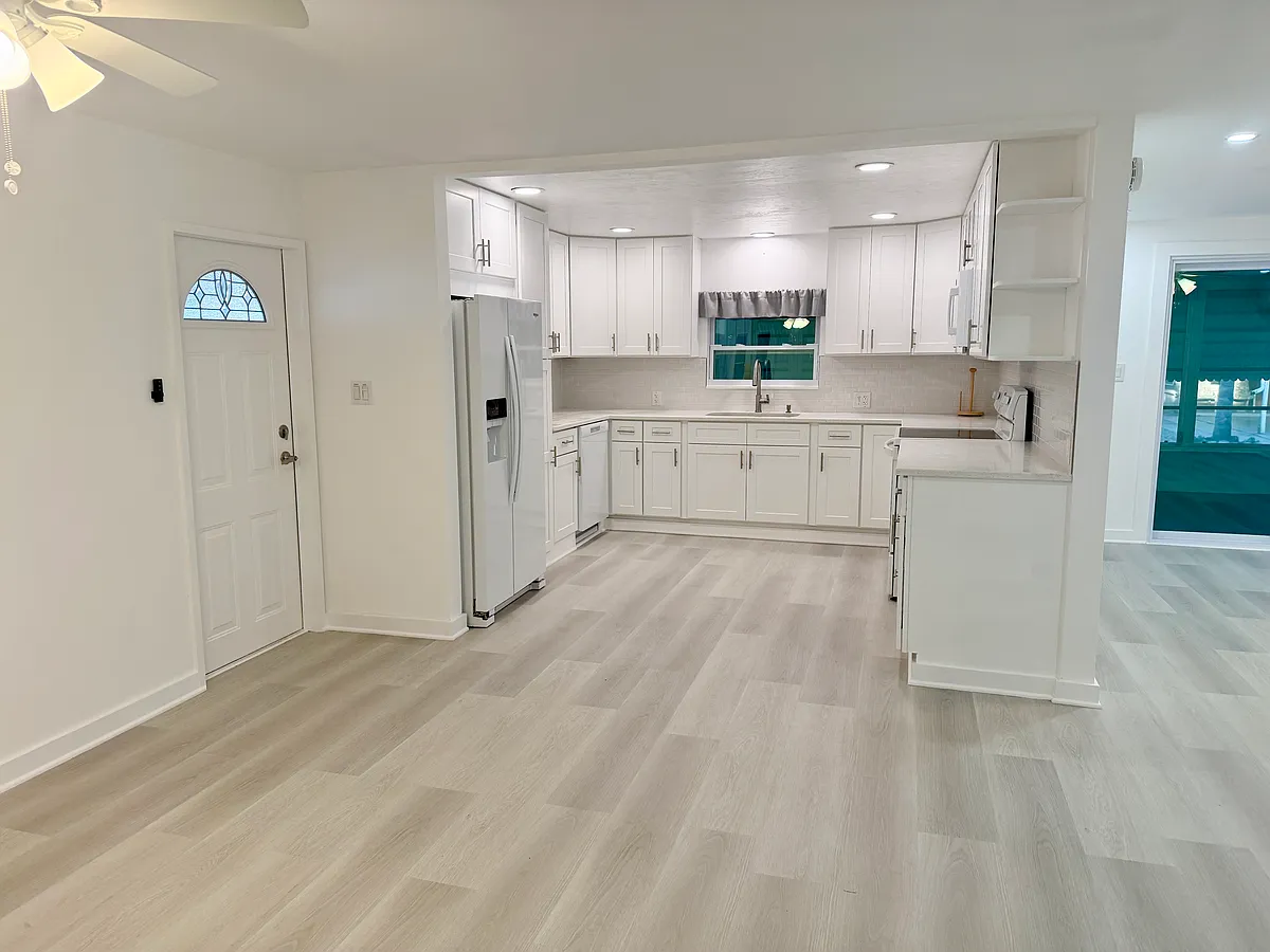 Kitchen: DW, refrigerator, stove, oven, microwave, garbage disposal - 56 Palos Dr