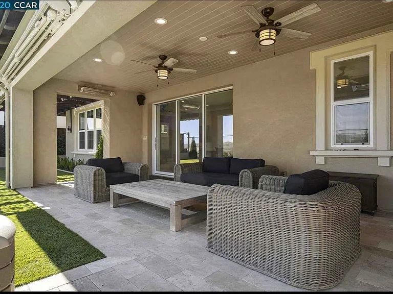 2049 Elderberry Dr — Photo 32