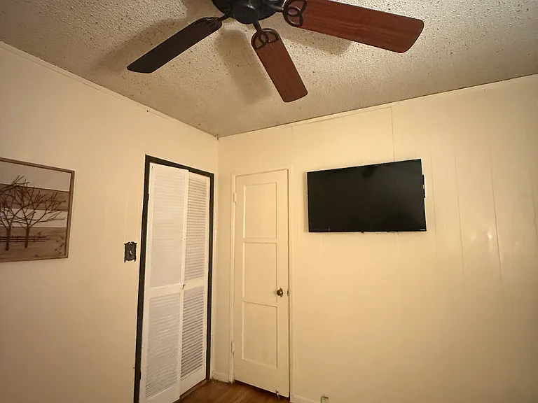 Extra "closet" space in Vanity Room...